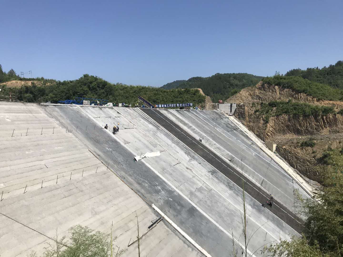 为Ⅲ等中型工程,水库建筑物由混凝土面板堆石坝,河岸式溢洪道和输水